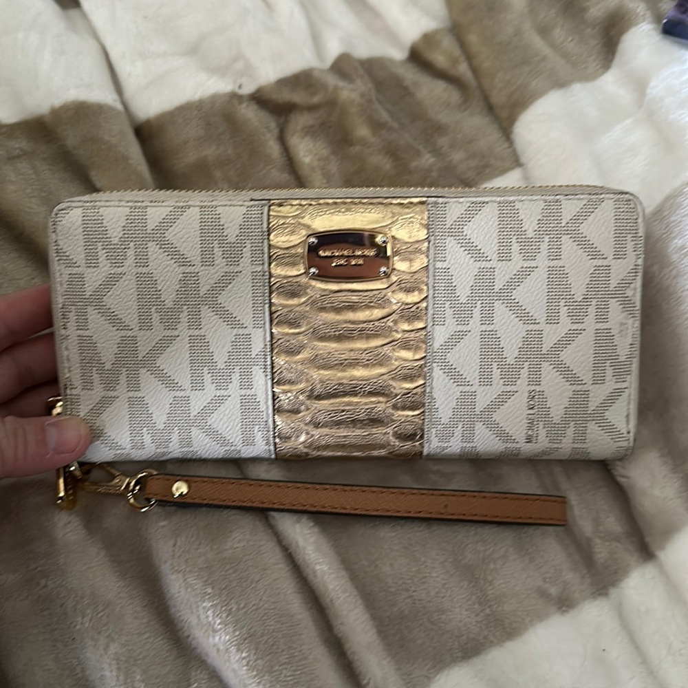 Michael Kors Center Stripe Travel Continental Wallet